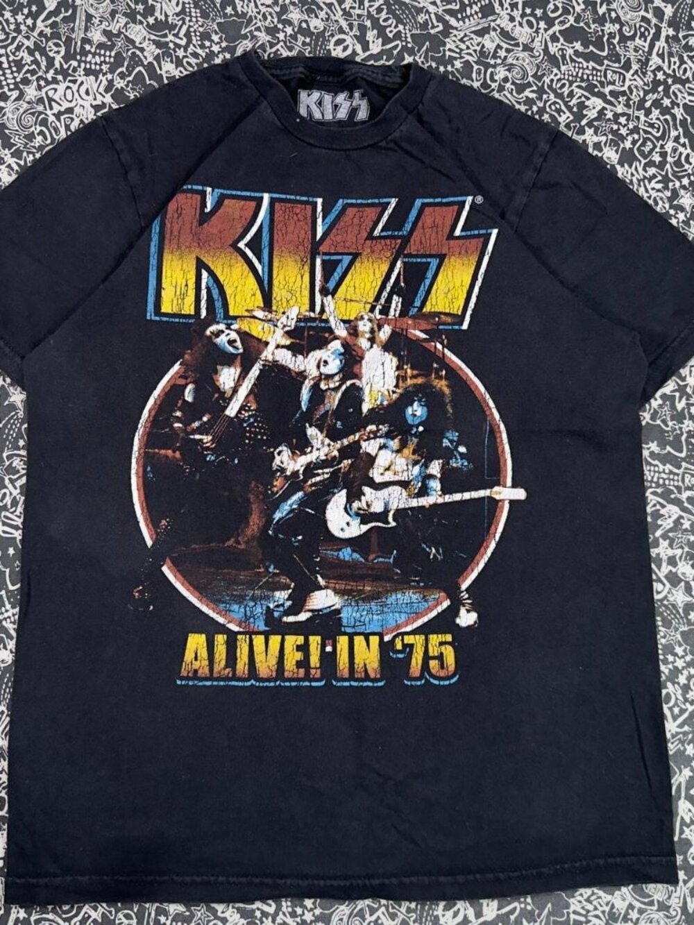 🎸 Vintage-inspired KISS graphic tee